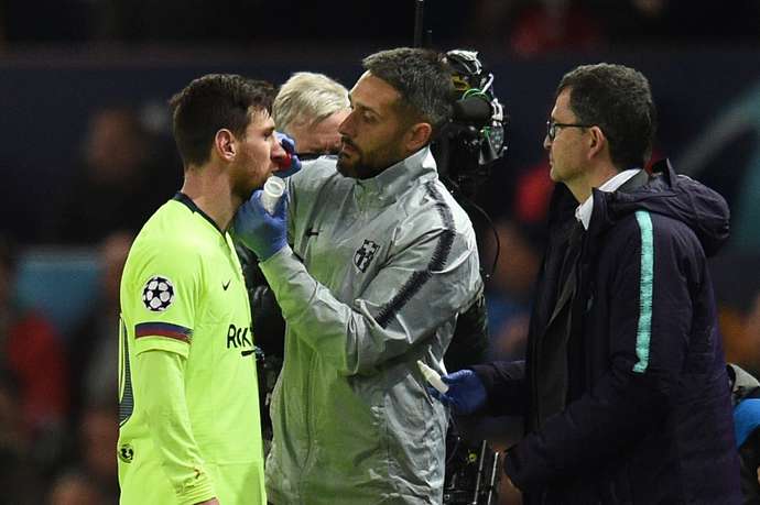 Messi bị chảy máu sau cú vung tay của Smalling tứ kết c1, tu ket c1, tứ kết champions league, mu vs barca, mu vs barcelona, mu, man utd, man united. barca, barcelona, messi, smalling