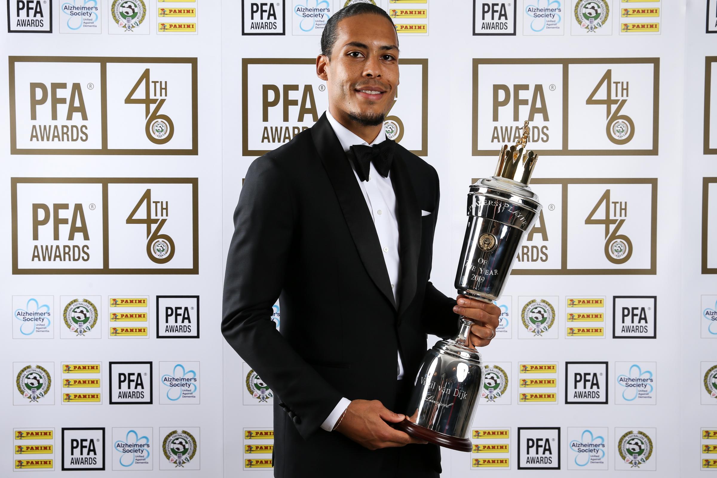 Van Dijk bên cạnh danh hiệu Cầu thủ xuất sắc nhất Ngoại hạng Anh mùa giải 2018/19 ngoại hạng anh, cầu thủ xuất sắc nhất ngoại hạng anh, nha, premier league, epl, premier league, van dijk, sterling
