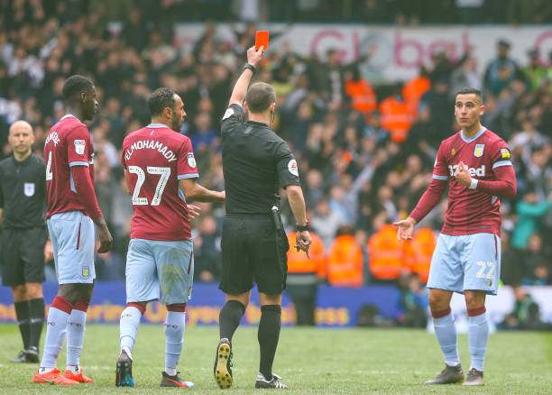 Kết quả là có 1 thẻ đỏ dành cho cầu thủ bên phía Aston Villa leeds vs aston villa, video leeds vs aston villa, leeds, aston villa, hạng nhất anh, giải hạnh nhất anh
