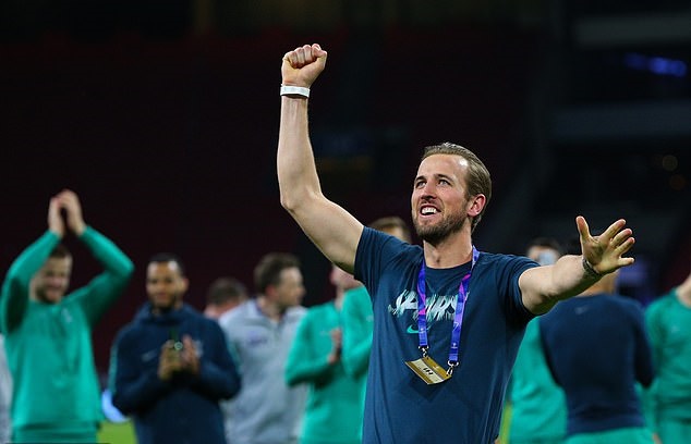 Kane xuống sân ăn mừng chiến thắng cùng các đồng đội ở Tottenham ajax vs tottenham, ajax vs tot, ajax tottenham, ajax, TOT, tottenham, liverpool, kane, bán kết c1, chung kết c1, bán kết champions league, chung kết champions league, c1, cúp c1