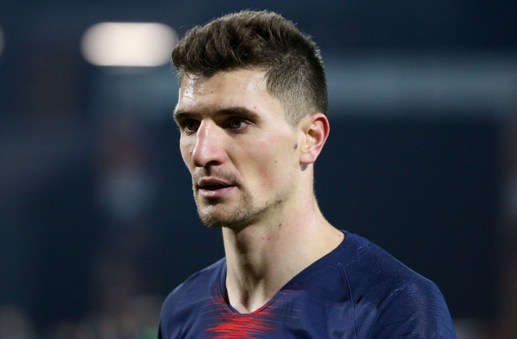 Meunier muốn có bến đỗ mới Meunier có 12 câu lạc bộ để lựa chọn Trò chuyện với tờ Le Parisien của Pháp, Meunier tiết lộ rằng anh đã nhận được lời đề nghị từ hơn 10 câu lạc bộ kể từ tháng 1 và có thể sẵn sàng rời khỏi Paris Saint-Germain vào mùa hè này. Hiện tại, Arsenal và Manchester United là hai câu lạc bộ dành sự quan tâm sát sao nhất đến hậu vệ người Bỉ. Hậu vệ cánh này cũng cho biết PSG sẽ thật ngu ngốc nếu để anh ra đi miễn phí sau 12 tháng nữa, giống đã làm với Adrien Rabiot vào mùa hè này. Sắp bước sang tuổi 28, Meunier cảm thấy đây là thời điểm quan trọng để tạo ra bước ngoặt trong sự nghiệp. Alonso tiến gần tới Atletico Tờ Mirror đưa tin, Marcos Alonso đã bay tới Madrid từ Baku ngày sau trận chung kết Europa League. Điều này khiến nhiều người nghi ngờ hậu vệ 28 tuổi và Atletico đang có một cuộc đàm phán. Atletico đã mất hậu vệ cánh trái Lucas Hernandez cho Bayern Munich với số tiền chuyển nhượng khổng lồ trị giá 80 triệu euro, cũng như Diego Godin, Filipe Luis và Juanfran. Vì vậy, Alonso sẽ là sự bổ sung thiết yếu cho tuyến sau của đội bóng chủ sân Wanda Metropolitano.