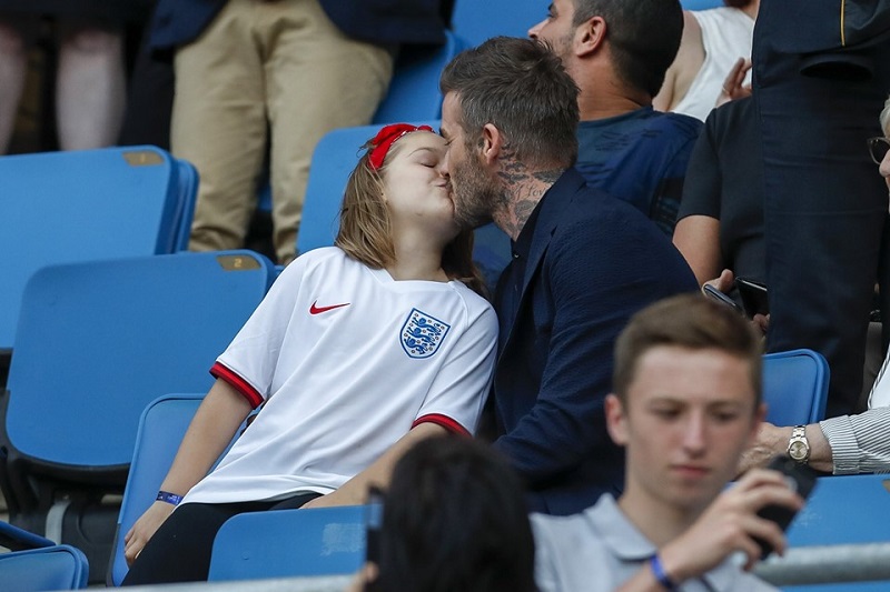 Bekcham hôn môi cô con gái của mình khi dự khán xem World Cup bóng đá nữ 2019 beckham, david beckham, beckham harper, anh vs na uy, beckham mu, beckham hôn con gái, world cup 2019, world cup bóng đá nữ 2019