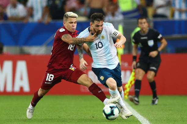 Messi được các cầu thủ Venezuela chăm sóc kỹ lưỡng messi, messi argentina, argentina, copa america, copa america 2019, bán kết copa america, tứ kết copa america, argentina vs brazil