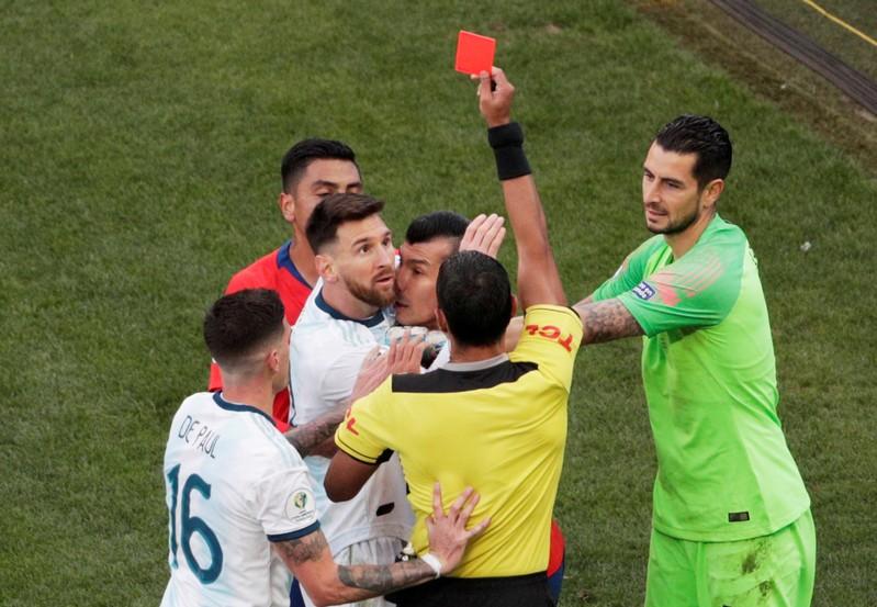 Messi bị trọng tài truất quyền thi đấu messi, messi thẻ đỏ, messi bị thẻ đỏ, messi argentina, messi vs chile, messi copa america, copa america, messi medel