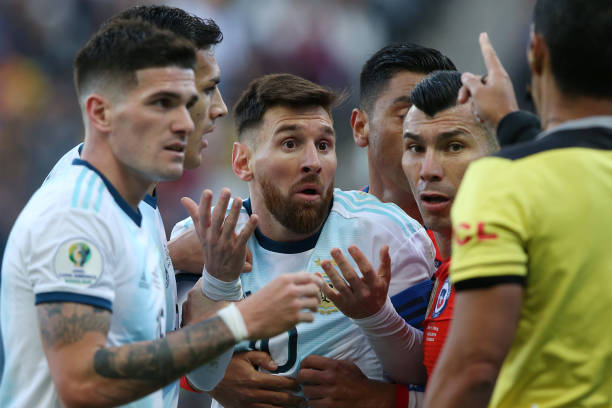 Messi liên tục chỉ trích các trọng tài tại Copa America năm nay messi, messi thẻ đỏ, messi bị thẻ đỏ, messi copa america, messi argentina, argentina, copa america 2019, messi trọng tài