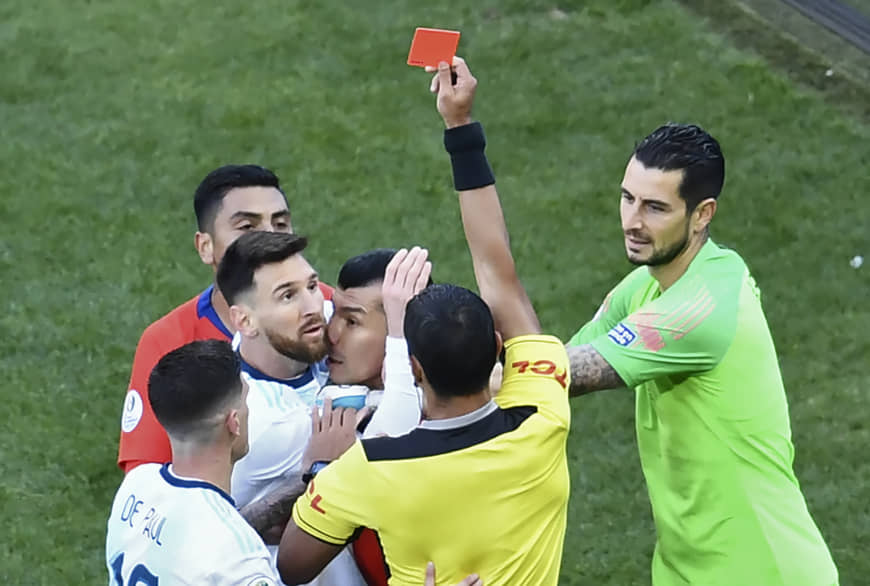 Messi nhận chiếc thẻ đỏ thứ hai trong sự nghiệp messi, messi argentina, messi copa america, argentina, copa america, quả bóng vàng, qbv