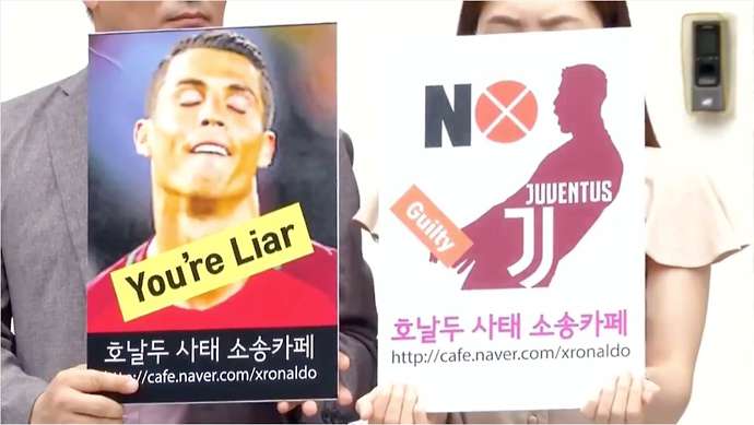 Tấm bảng có ảnh của Ronaldo với tiêu đề Ronaldo, CR7, Juventus, Hàn Quốc, CĐV Hàn Quốc, Ronaldo Juventus