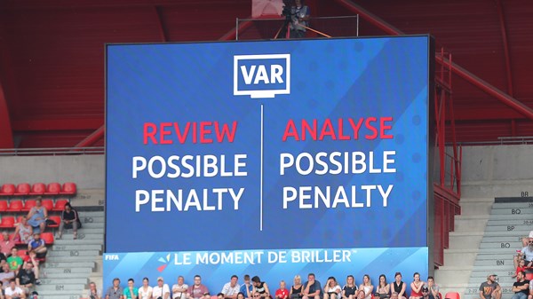 Màn hình lớn hiển thị kết quả của VAR Ngoại hạng anh, ngoại hạng anh mùa 2020, ngoại hạng anh 2019/20, premier league, var, công nghệ var