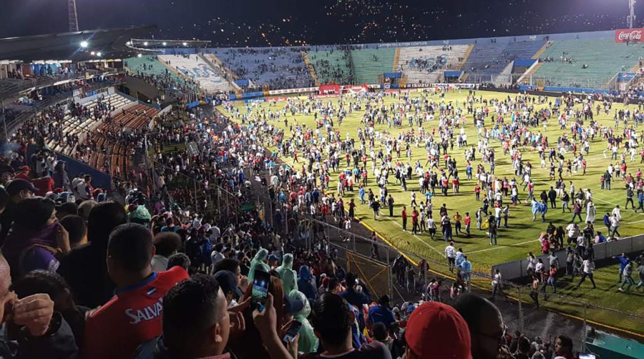 Quang cảnh bạo loạn kinh hoàng trước trận đấu tại Honduras (Nguồn: Reuters) bóng đá, bạo loạn, bạo loạn bóng đá, Honduras