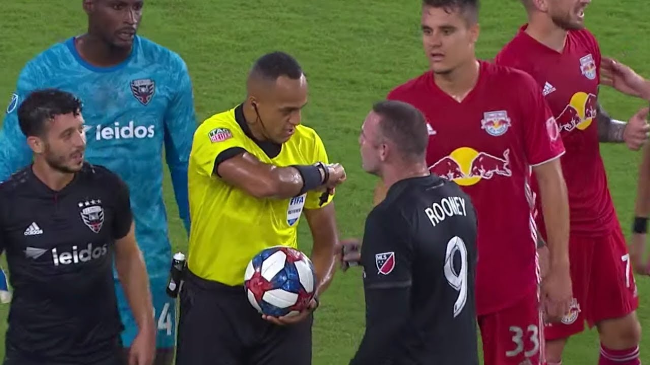 Rooney lĩnh thẻ đỏ trực tiếp vì thúc cùi chỏ vào mặt đối thủ (Nguồn: MLS) rooney, rooney mu, mls, giải nhà nghề mỹ, dc united, rooney dc united