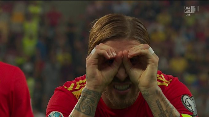 Ramos ăn mừng bàn thắng mở tỷ số. Ảnh: Twitter ramos, sergio ramos, tây ban nha, romania vs tây ban nha, vòng loại euro 2020, vòng loại euro