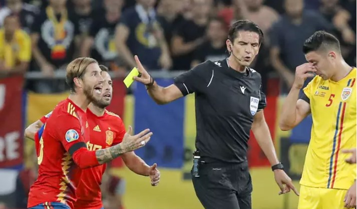 Và sau đó, nhận thẻ vàng từ trọng tài chính. Ảnh: Internet ramos, sergio ramos, tây ban nha, romania vs tây ban nha, vòng loại euro 2020, vòng loại euro