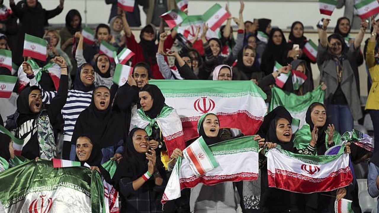 Các CĐV nữ Iran được vào sân xem bóng đá. Ảnh: AP cđv, cđv nữ, nữ cđv, cđv iran, cđv tự thiêu, iran