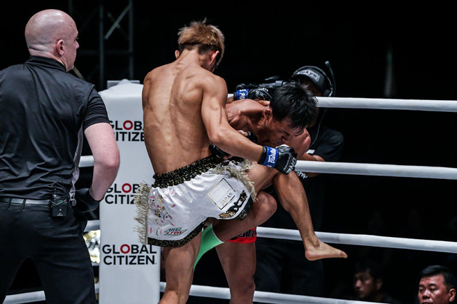 Võ sĩ Thái Lan, Telakun nhận mưa đòn từ đối thủ người Nhật Bản. Ảnh: Zing ONE Championship, võ sĩ, võ sĩ thái lan, thái lan, võ sĩ nhật bản, việt nam, one championship vietnam