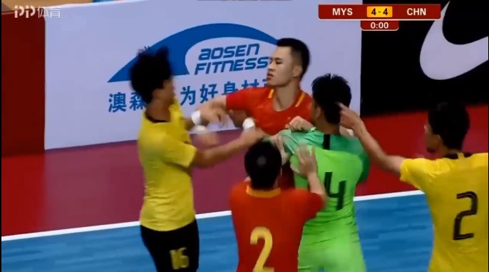 Cầu thủ Malaysia và Trung Quốc lao vào đánh nhau trên sân. Ảnh: Chụp màn hình futsal, malaysia, trung quốc, trung quốc vs malaysia