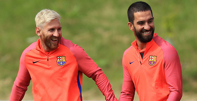 Turan từng sát cánh cùng Messi trong màu áo Barca. Ảnh: Karar.com arda turan, turan, cựu sao barca, án tù, cầu thủ lĩnh án tù