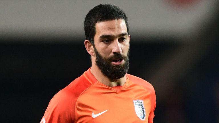 Turan đang được Barca cho mượn tại CLB Basaksehir. Ảnh: Sky Sports arda turan, turan, cựu sao barca, án tù, cầu thủ lĩnh án tù