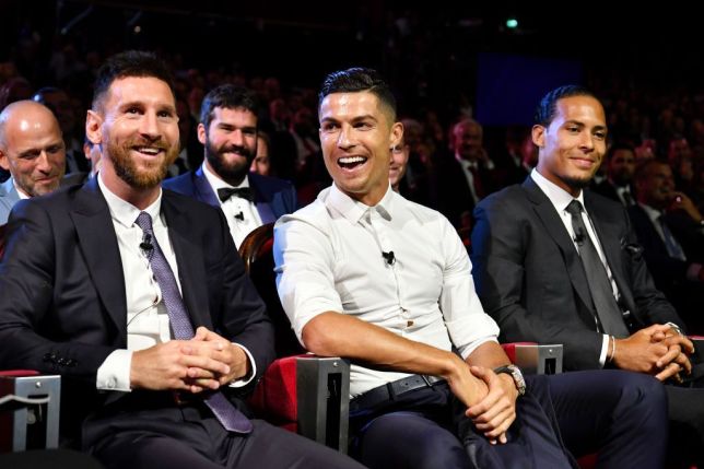 Ronaldo và Messi trong buổi lẽ trao giải Cầu thủ xuất sắc nhất năm của UEFA. Ảnh: Getty Images ronaldo, messi, ronaldo messi, ronaldo vs messi, quả bóng vàng, qbv