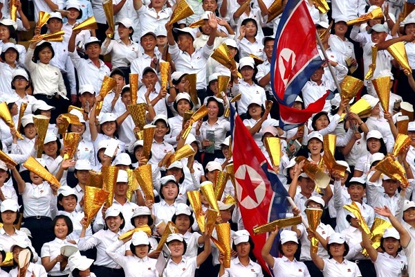 CĐV Triều Tiên ăn mừng trong trận đấu với Lebanon trên SVĐ Kim Nhật Thành, Bình Nhưỡng. Ảnh: AP hàn quốc, triều tiên, vl wc 2022, vòng loại world cup 2022, vòng loại world cup, world cup 2022, world cup, vòng loại world cup khu vực châu á