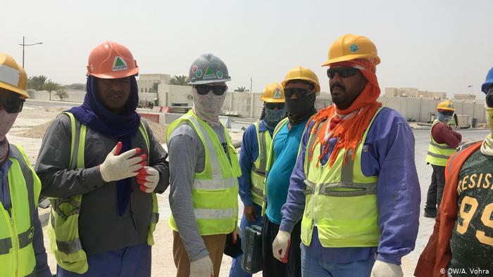 Các công nhân làm việc dưới điều kiện khắc nghiệt tại Qatar. Ảnh: DW qatar, fifa, world cup, world cup 2022, qatar world cup, fifa world cup, vòng loại world cup 2022, vl world cup 2022, vl wc 2022