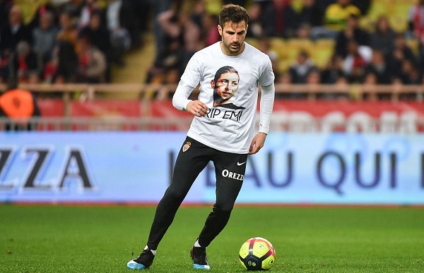 Tiền vệ người Tây Ban Nha, Fabregas mặc áo đấu để tưởng nhớ Emiliano Sala trong trận đấu giữa Monaco và Nantes tại Ligue 1. Ảnh: AFP cardiff city, nantes, emiliano sala, sala, sala nantes, sala Cardiff, sala chết