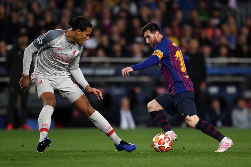 Van Dijk đối đầu Messi tại bán kết C1 mùa giải 2018/19. Ảnh: Getty Images van dijk, messi, fifa, fifa the best, cầu thủ xuất sắc nhất năm