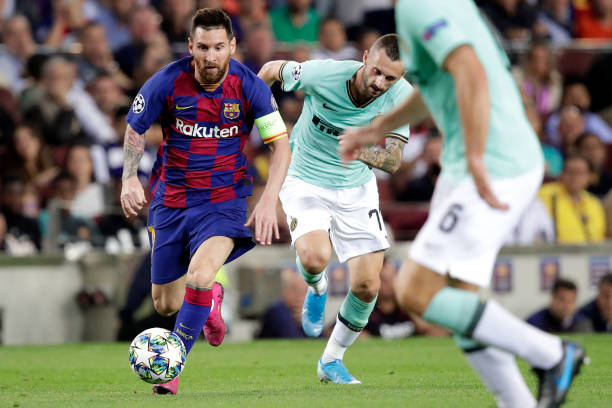 Hàng thủ Inter phong tỏa Messi khá tốt. Ảnh: Getty Images Barca vs Inter, chấm điểm Barca 2-1 Inter, chấm điểm Barca vs Inter, cúp c1, champions league, Messi, Suarez, Griezmann