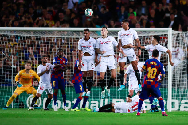 Messi với siêu phẩm đá phạt sở trường. Ảnh: Getty Images Barca, Sevilla, messi, pele, Kết quả Barca vs Sevilla, Barca vs Sevilla, Kết quả La Liga, la liga