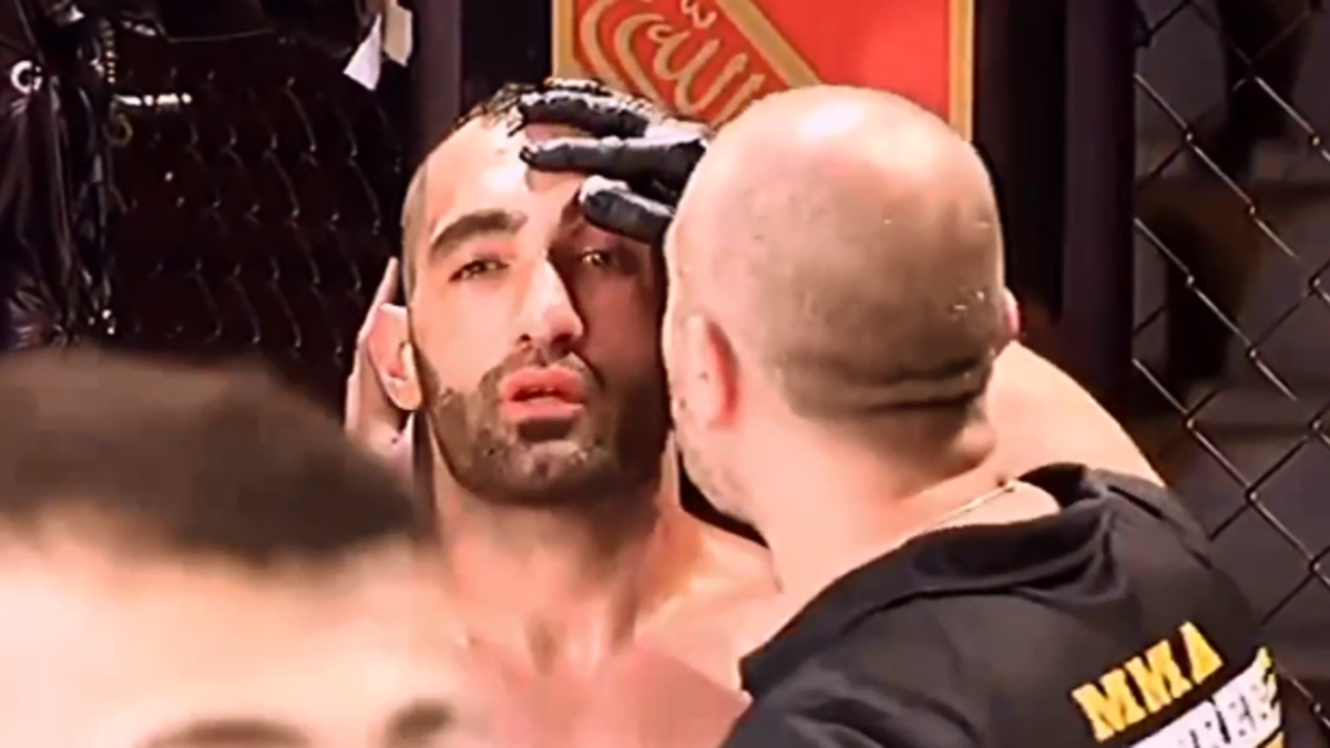 Akduman suýt mất mạng vì pha xấu chơi của đối thủ. Ảnh: Internet võ sĩ, mma, võ sĩ knock-out, chơi xấu, võ sĩ siết cổ, siết cổ