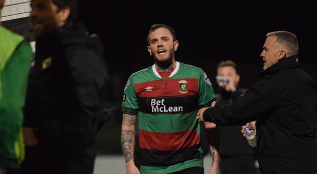 Murray bị đuổi khỏi sân vì không hiểu luật. Ảnh: Belfast Telegraph thẻ đỏ, bắc ireland, cầu thủ bị thẻ đỏ
