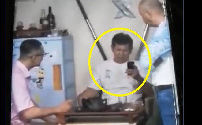 Người đang cầm điện thoại là võ sư Nam Nguyên Khánh. Ảnh: Internet nam anh kiệt, nam anh kiệt đánh người, nam anh kiệt đánh nam nguyên khánh, nam anh kiệt là ai, nam anh kiệt vs nam nguyên khánh, nam anh kiệt bị khởi tố, chưởng môn vịnh xuân quyền, vịnh xuân quyền