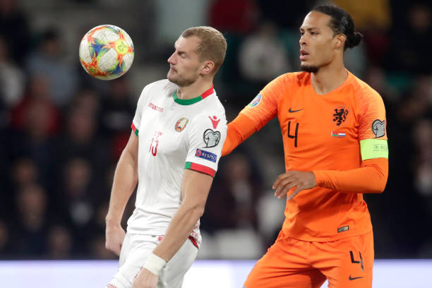 Van Dijk mắc 1 sai lầm hết sức sơ đẳng. Ảnh: Getty Images Kết quả Belarus vs Hà Lan, Belarus vs Hà Lan, kết quả vòng loại euro, kết quả vòng loại euro 2020