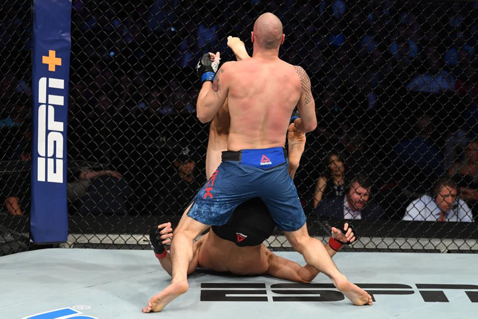 Niko Price tung cú đá bằng gót chân kinh điển hạ knock-out James Vick. Ảnh: Getty Images ufc, mma, võ sĩ, võ sĩ mma, võ sĩ ufc, Niko Price, James Vick, Niko Price vs James Vick, knock-out