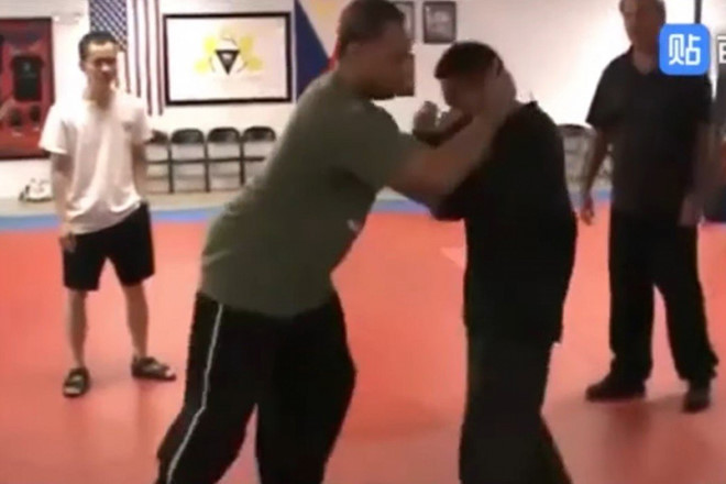 Võ sĩ Muay Thái khóa cổ cao thủ Kungfu. Ảnh: SCMP trung quốc, kungfu, cao thủ kungfu, muay thái, võ sĩ muay thái,