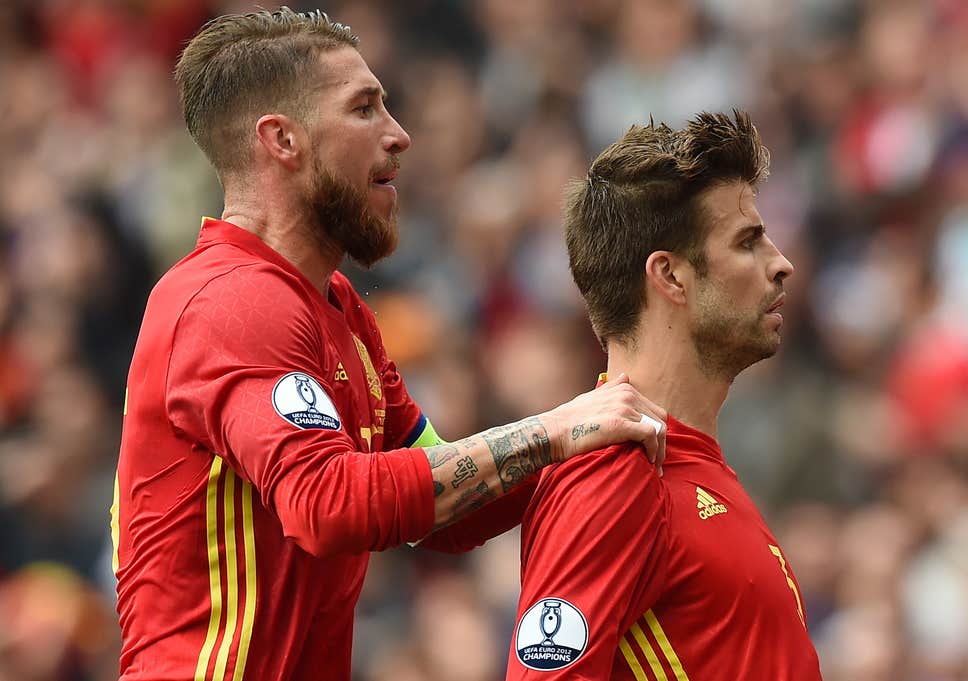 Pique và Ramos từng là cặp trung vệ chính của ĐT Tây Ban Nha. Ảnh: Getty Images pique, ramos, barca, barcelona, real madrid, tây ban nha, olympic 2020