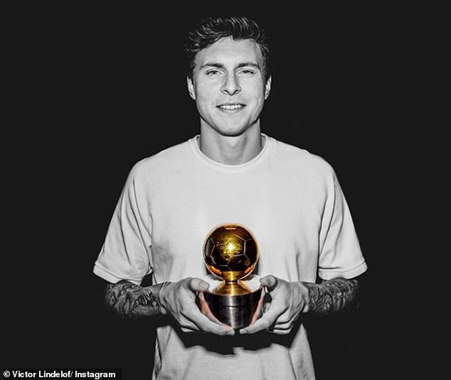 Lindelof chụp cùng giải thưởng Quả bóng Vàng Thụy Điển năm 2019. Ảnh: Instagram lindelof, mu, man utd, qbv, quả bóng vàng, thụy điển