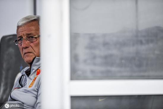 HLV Lippi không giấu nổi sự thất vọng trong trận thua Syria. Ảnh: Sina lippi, trung quốc, vòng loại world cup 2022, vòng loại world cup, vl world cup 2022, vl world cup