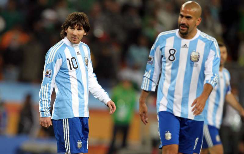 Messi và Veron trong màu áo ĐT Argentina. Ảnh: Sportskeeda Messi, Argentina, World Cup, World Cup 2022, vòng loại World Cup 2022, Messi World Cup