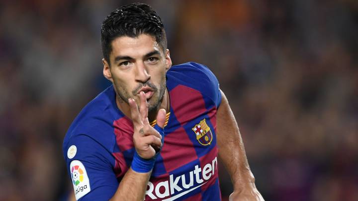 Suarez là tiền đạo toàn diện nhất thập kỷ qua. Ảnh: AS 5. Mesut Ozil (Werder Bremen, Real Madrid, Arsenal) Mesut Ozil là người đứng thứ 5 trong danh sách với 168 pha kiến tạo trong 427 trận đấu ở thập kỷ qua. Sau khi bắt đầu sự nghiệp tại Schalke, Ozil chuyển đến Werder Bremen vào năm 2008 trước khi ký hợp đồng với Real Madrid vào tháng 8 năm 2010. Ozil đã chơi 159 trận cho Los Blancos và đóng góp 80 pha kiến tạo, trước khi chuyển sang Arsenal vào năm 2013. Cho đến nay, cầu thủ sinh năm 1988 đã chơi 245 trận cho Pháo thủ, cung cấp 76 pha kiến tạo. 4. Luis Suarez (Ajax, Liverpool, Barcelona) Luis Suarez là tiền đạo cắm duy nhất lọt vào danh sách này, và thậm chí khiến nhiều người ngạc nhiên khi xếp trên cả Ozil. Từ năm 2010 đến 2019, chân sút người Uruguay đã có tổng cộng 171 pha kiến tạo trong 445 lần ra sân. Suarez chuyển đến Ajax vào năm 2007 và đó là nơi sự nghiệp của anh bắt đầu hình thành. Vào ngày cuối cùng của kỳ chuyển nhượng mùa đông năm 2011, Suarez đã hoàn thành việc chuyển đến Liverpool và gần 3 năm sau, anh gia nhập Barcelona. Cầu thủ 31 tuổi này cung cấp 47 pha kiến tạo trong màu áo Liverpool và tại Barcelona, anh đã vượt qua mốc 100 pha kiến tạo. Không ngoa khi nói rằng Suarez là một trong những tiền đạo toàn năng nhất thập kỷ qua với hơn 270 bàn thắng và 171 pha kiến tạo. 3. Thomas Muller (Bayern Munich) Thomas Muller chưa bao giờ chơi cho bất kỳ câu lạc bộ nào ngoài Bayern Munich. Nhà vô địch World Cup 2014 đã vượt qua mốc 500 lần ra sân cho Hùm xám xứ Bavaria, cung cấp 180 pha kiến tạo cho đến nay. Trong số đó, Muller có 172 lần kiến tạo trong thập kỷ từ 2010 đến 2019, giúp cầu thủ người Đức kết thúc ở vị trí thứ ba trong danh sách này. Muller cũng đã ghi tới 190 bàn cho Bayern Munich cho đến nay, và là một trong những cầu thủ tấn công hay nhất trong bóng đá hiện đại. 2. Angel di Maria (Benfica, Real Madrid, Manchester United, Paris Saint Germain) Ngôi sao người Argentina, Angel di Maria đã chơi ở 4 câu lạc bộ khác nhau trong giai đoạn 2010 và 2019 nhưng phong độ của anh ấy vẫn ổn định trong suốt thập kỷ qua, được chứng minh bằng 188 kiến tạo trong thời gian này. Di Maria chơi cho Benfica từ năm 2007 đến 2010, sau đó anh chuyển đến Real Madrid. Bốn năm sau, anh chuyển đến Manchester United và một năm sau, Paris Saint Germain ký hợp đồng với anh. Cầu thủ 31 tuổi này đã lần lượt đóng góp 85, 81 và 12 pha kiến tạo cho Real Madrid, Paris Saint Germain và Manchester United. 1. Lionel Messi (Barcelona) Với 205 pha kiến tạo trong 521 trận đấu trong thập kỷ này, Messi không có đối thủ trong thập kỷ qua. Đương kim QBV cũng là cầu thủ duy nhất chạm mốc 200 pha kiến tạo trở lên trong khoảng thời gian từ 2010 đến 2019. Messi cũng kết thúc với tư cách là cầu thủ ghi bàn nhiều nhất trong thập kỷ qua với 369 bàn thắng - nhiều hơn 34 bàn so với “đại kình địch” Cristiano Ronaldo, người đã kết thúc 10 năm qua với 335 bàn thắng.