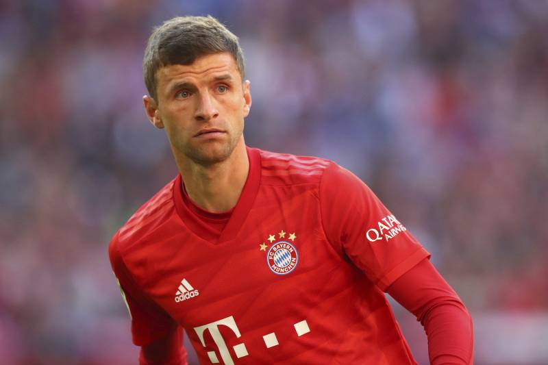 Muller xứng đáng là biểu tượng của Bayern Munich. Ảnh: Getty 5. Mesut Ozil (Werder Bremen, Real Madrid, Arsenal) Mesut Ozil là người đứng thứ 5 trong danh sách với 168 pha kiến tạo trong 427 trận đấu ở thập kỷ qua. Sau khi bắt đầu sự nghiệp tại Schalke, Ozil chuyển đến Werder Bremen vào năm 2008 trước khi ký hợp đồng với Real Madrid vào tháng 8 năm 2010. Ozil đã chơi 159 trận cho Los Blancos và đóng góp 80 pha kiến tạo, trước khi chuyển sang Arsenal vào năm 2013. Cho đến nay, cầu thủ sinh năm 1988 đã chơi 245 trận cho Pháo thủ, cung cấp 76 pha kiến tạo. 4. Luis Suarez (Ajax, Liverpool, Barcelona) Luis Suarez là tiền đạo cắm duy nhất lọt vào danh sách này, và thậm chí khiến nhiều người ngạc nhiên khi xếp trên cả Ozil. Từ năm 2010 đến 2019, chân sút người Uruguay đã có tổng cộng 171 pha kiến tạo trong 445 lần ra sân. Suarez chuyển đến Ajax vào năm 2007 và đó là nơi sự nghiệp của anh bắt đầu hình thành. Vào ngày cuối cùng của kỳ chuyển nhượng mùa đông năm 2011, Suarez đã hoàn thành việc chuyển đến Liverpool và gần 3 năm sau, anh gia nhập Barcelona. Cầu thủ 31 tuổi này cung cấp 47 pha kiến tạo trong màu áo Liverpool và tại Barcelona, anh đã vượt qua mốc 100 pha kiến tạo. Không ngoa khi nói rằng Suarez là một trong những tiền đạo toàn năng nhất thập kỷ qua với hơn 270 bàn thắng và 171 pha kiến tạo. 3. Thomas Muller (Bayern Munich) Thomas Muller chưa bao giờ chơi cho bất kỳ câu lạc bộ nào ngoài Bayern Munich. Nhà vô địch World Cup 2014 đã vượt qua mốc 500 lần ra sân cho Hùm xám xứ Bavaria, cung cấp 180 pha kiến tạo cho đến nay. Trong số đó, Muller có 172 lần kiến tạo trong thập kỷ từ 2010 đến 2019, giúp cầu thủ người Đức kết thúc ở vị trí thứ ba trong danh sách này. Muller cũng đã ghi tới 190 bàn cho Bayern Munich cho đến nay, và là một trong những cầu thủ tấn công hay nhất trong bóng đá hiện đại. 2. Angel di Maria (Benfica, Real Madrid, Manchester United, Paris Saint Germain) Ngôi sao người Argentina, Angel di Maria đã chơi ở 4 câu lạc bộ khác nhau trong giai đoạn 2010 và 2019 nhưng phong độ của anh ấy vẫn ổn định trong suốt thập kỷ qua, được chứng minh bằng 188 kiến tạo trong thời gian này. Di Maria chơi cho Benfica từ năm 2007 đến 2010, sau đó anh chuyển đến Real Madrid. Bốn năm sau, anh chuyển đến Manchester United và một năm sau, Paris Saint Germain ký hợp đồng với anh. Cầu thủ 31 tuổi này đã lần lượt đóng góp 85, 81 và 12 pha kiến tạo cho Real Madrid, Paris Saint Germain và Manchester United. 1. Lionel Messi (Barcelona) Với 205 pha kiến tạo trong 521 trận đấu trong thập kỷ này, Messi không có đối thủ trong thập kỷ qua. Đương kim QBV cũng là cầu thủ duy nhất chạm mốc 200 pha kiến tạo trở lên trong khoảng thời gian từ 2010 đến 2019. Messi cũng kết thúc với tư cách là cầu thủ ghi bàn nhiều nhất trong thập kỷ qua với 369 bàn thắng - nhiều hơn 34 bàn so với “đại kình địch” Cristiano Ronaldo, người đã kết thúc 10 năm qua với 335 bàn thắng.