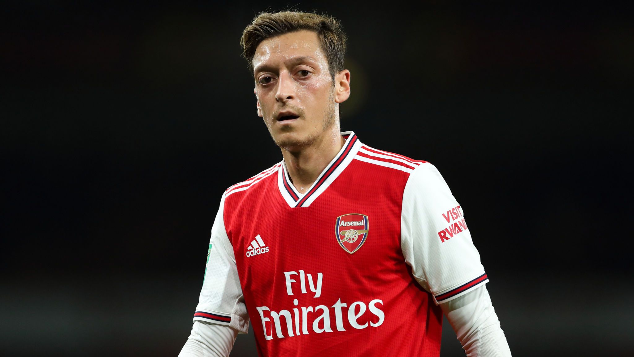 Ozil từng được mệnh danh là 5. Mesut Ozil (Werder Bremen, Real Madrid, Arsenal) Mesut Ozil là người đứng thứ 5 trong danh sách với 168 pha kiến tạo trong 427 trận đấu ở thập kỷ qua. Sau khi bắt đầu sự nghiệp tại Schalke, Ozil chuyển đến Werder Bremen vào năm 2008 trước khi ký hợp đồng với Real Madrid vào tháng 8 năm 2010. Ozil đã chơi 159 trận cho Los Blancos và đóng góp 80 pha kiến tạo, trước khi chuyển sang Arsenal vào năm 2013. Cho đến nay, cầu thủ sinh năm 1988 đã chơi 245 trận cho Pháo thủ, cung cấp 76 pha kiến tạo. 4. Luis Suarez (Ajax, Liverpool, Barcelona) Luis Suarez là tiền đạo cắm duy nhất lọt vào danh sách này, và thậm chí khiến nhiều người ngạc nhiên khi xếp trên cả Ozil. Từ năm 2010 đến 2019, chân sút người Uruguay đã có tổng cộng 171 pha kiến tạo trong 445 lần ra sân. Suarez chuyển đến Ajax vào năm 2007 và đó là nơi sự nghiệp của anh bắt đầu hình thành. Vào ngày cuối cùng của kỳ chuyển nhượng mùa đông năm 2011, Suarez đã hoàn thành việc chuyển đến Liverpool và gần 3 năm sau, anh gia nhập Barcelona. Cầu thủ 31 tuổi này cung cấp 47 pha kiến tạo trong màu áo Liverpool và tại Barcelona, anh đã vượt qua mốc 100 pha kiến tạo. Không ngoa khi nói rằng Suarez là một trong những tiền đạo toàn năng nhất thập kỷ qua với hơn 270 bàn thắng và 171 pha kiến tạo. 3. Thomas Muller (Bayern Munich) Thomas Muller chưa bao giờ chơi cho bất kỳ câu lạc bộ nào ngoài Bayern Munich. Nhà vô địch World Cup 2014 đã vượt qua mốc 500 lần ra sân cho Hùm xám xứ Bavaria, cung cấp 180 pha kiến tạo cho đến nay. Trong số đó, Muller có 172 lần kiến tạo trong thập kỷ từ 2010 đến 2019, giúp cầu thủ người Đức kết thúc ở vị trí thứ ba trong danh sách này. Muller cũng đã ghi tới 190 bàn cho Bayern Munich cho đến nay, và là một trong những cầu thủ tấn công hay nhất trong bóng đá hiện đại. 2. Angel di Maria (Benfica, Real Madrid, Manchester United, Paris Saint Germain) Ngôi sao người Argentina, Angel di Maria đã chơi ở 4 câu lạc bộ khác nhau trong giai đoạn 2010 và 2019 nhưng phong độ của anh ấy vẫn ổn định trong suốt thập kỷ qua, được chứng minh bằng 188 kiến tạo trong thời gian này. Di Maria chơi cho Benfica từ năm 2007 đến 2010, sau đó anh chuyển đến Real Madrid. Bốn năm sau, anh chuyển đến Manchester United và một năm sau, Paris Saint Germain ký hợp đồng với anh. Cầu thủ 31 tuổi này đã lần lượt đóng góp 85, 81 và 12 pha kiến tạo cho Real Madrid, Paris Saint Germain và Manchester United. 1. Lionel Messi (Barcelona) Với 205 pha kiến tạo trong 521 trận đấu trong thập kỷ này, Messi không có đối thủ trong thập kỷ qua. Đương kim QBV cũng là cầu thủ duy nhất chạm mốc 200 pha kiến tạo trở lên trong khoảng thời gian từ 2010 đến 2019. Messi cũng kết thúc với tư cách là cầu thủ ghi bàn nhiều nhất trong thập kỷ qua với 369 bàn thắng - nhiều hơn 34 bàn so với “đại kình địch” Cristiano Ronaldo, người đã kết thúc 10 năm qua với 335 bàn thắng.