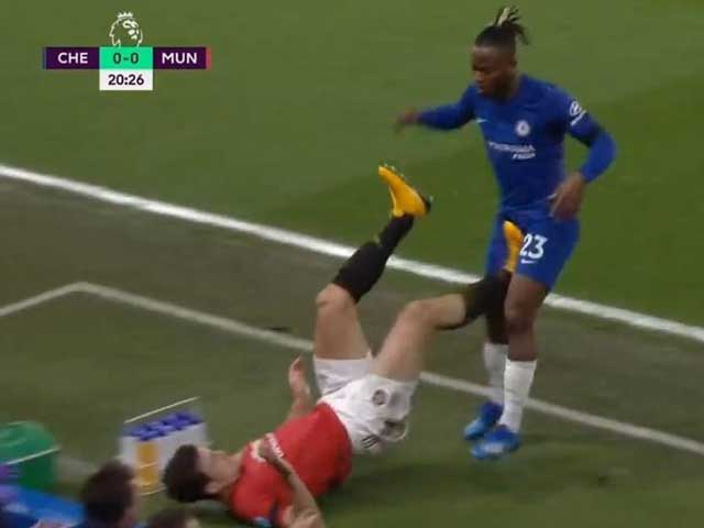 Pha bóng chơi xấu của trung vệ Maguire. Ảnh: Internet Chelsea 0-2 MU, Kết quả Chelsea vs MU, Kết quả Ngoại hạng Anh, Chelsea, MU, Maguire, thẻ đỏ, VAR