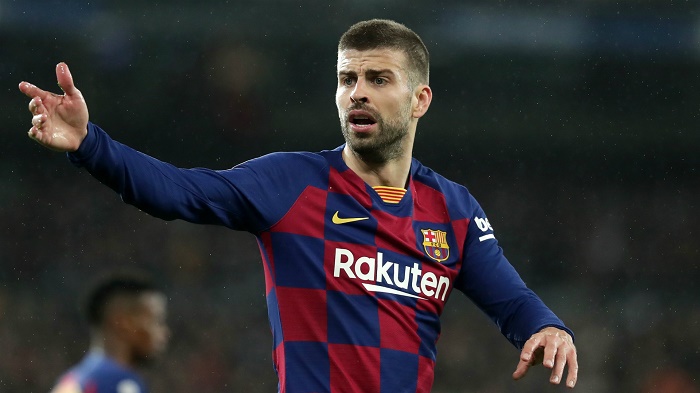 Pique tiếc vì Barca không thể ghi bàn trong hiệp 1. Ảnh: Getty Real Madrid 2-0 Barca, Kết quả Real Madrid vs Barca, La Liga, Real Madrid, Barca, Pique