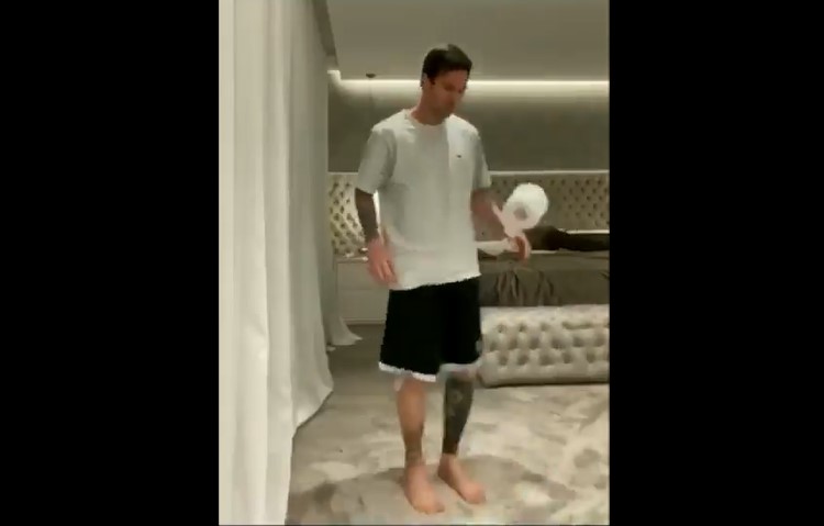 Messi dễ dàng vượt qua thử thách tâng cuộn giấy vệ sinh. Ảnh: Chụp màn hình Messi, Công Phượng, Barca, thử thách tâng cuộn giấy vệ sinh, COVID-19, virus corona