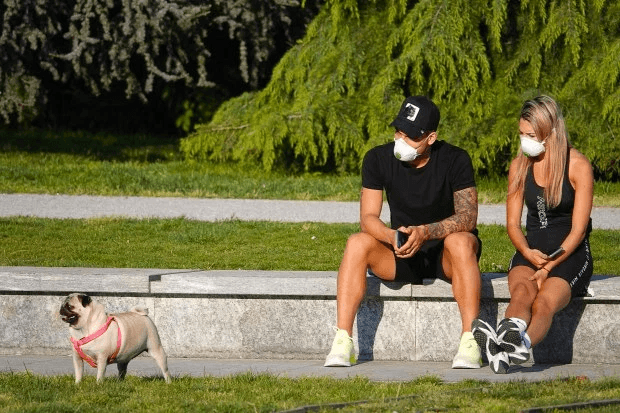 Martinez và bạn gái dắt chó đi dạo trong thời gian cách ly. Ảnh: Splash News Lautaro Martinez, Inter Milan, Argentina, U23 Việt Nam, bạn gái, hot girl, xinh đẹp
