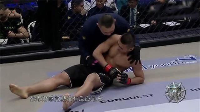 Cao thủ Thiếu Lâm bị hạ gục chỉ sau 6 giây. Ảnh: Chụp màn hình Võ thuật, võ thuật Trung Quốc, Thiếu Lâm Tự, Tán thủ, võ sĩ, MMA, Trương Gia Tài, Bahadore