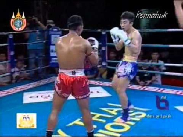 Chao Li Dao (quần xanh) dễ dàng bị hạ gục. Ảnh: Chụp màn hình Võ thuật, võ thuật Trung Quốc, võ sĩ Trung Quốc, võ sĩ, MMA, Muay Thái