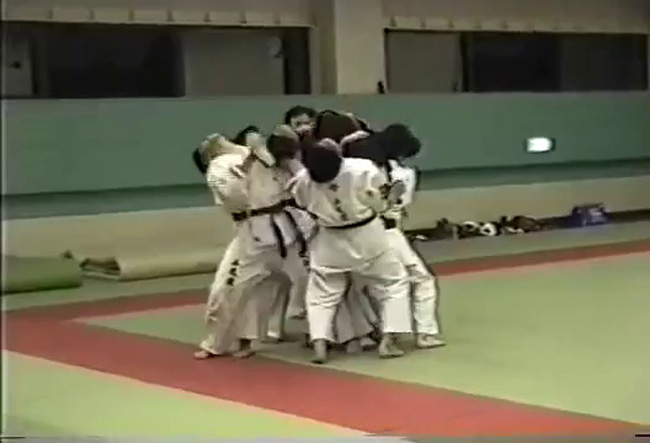 Võ sư Ryuken Yanagi một mình hạ gục chục môn đồ khi biểu diễn. Ảnh: Chụp màn hình Võ thuật, võ sĩ, MMA, võ truyền điện