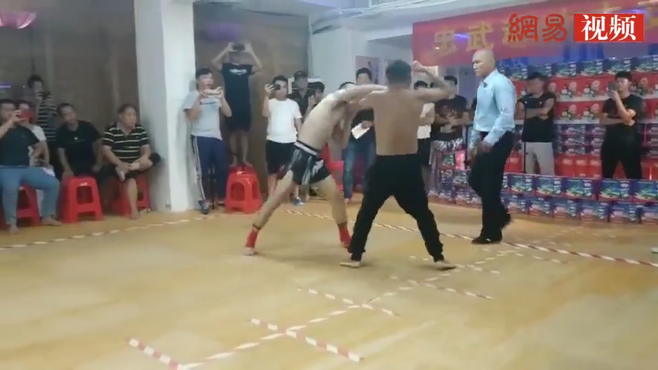 Võ sư cổ truyền (quần dài) lĩnh mưa đòn của võ sĩ Muay Thái. Ảnh: Chụp màn hình Võ thuật, võ thuật Trung Quốc, võ sĩ, Muay Thái, hạ gục
