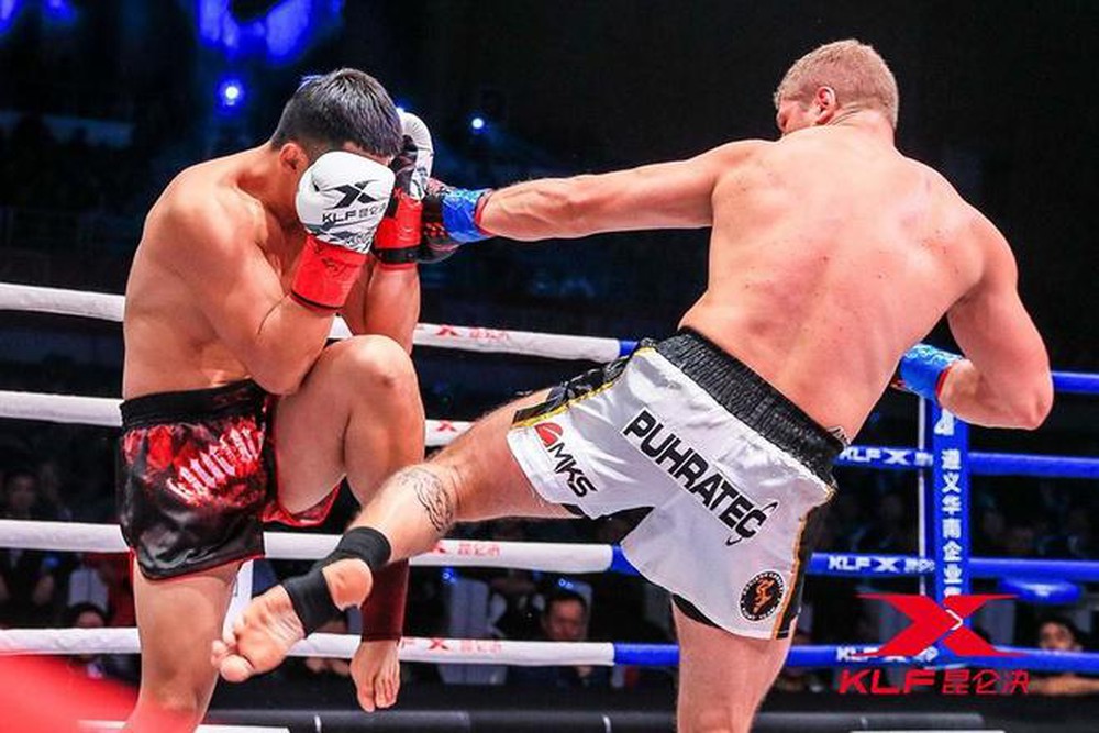 Liu Junchao (găng đỏ trắng) bị hạ knock-out chỉ sau chưa đầy 2 phút. Ảnh: Internet Võ thuật, Trung Quốc, võ thuật Trung Quốc, võ sĩ, MMA, Kickboxing, knock-out, hạ gục